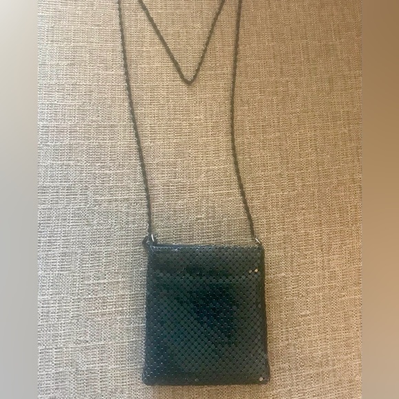 Gorgeous 😍 Tiny Vintage Metal Mesh Small Purse. Metal Swirl Pattern Chain Strap - Picture 6 of 11